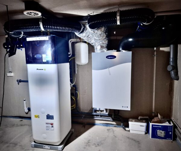 Moderne Daikin-Wärmepumpe mit Pufferspeicher und Lüftungssystem – installiert von Schiffbauer Heizung Sanitär ECO in Engelskirchen.