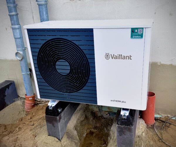 Vaillant aroTHERM plus Wärmepumpe für effiziente Heiz- und Klimatechnik – installiert von Schiffbauer ECO in Engelskirchen.